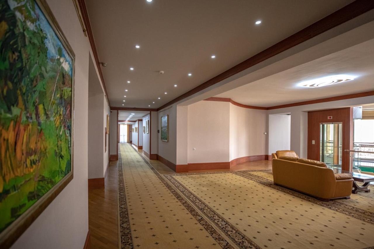 Latar Hotel Jerevan Eksteriør billede
