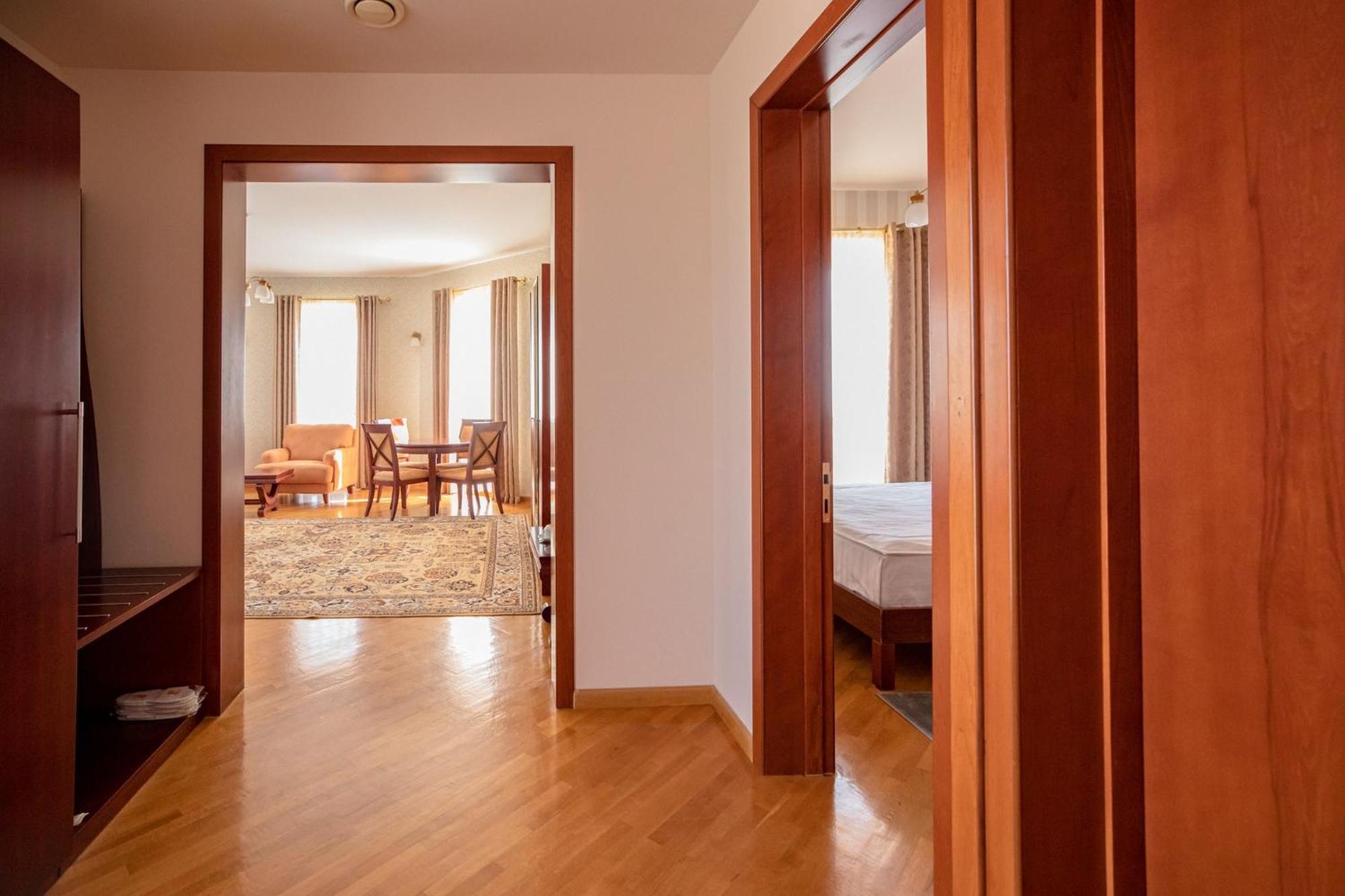 Latar Hotel Jerevan Eksteriør billede