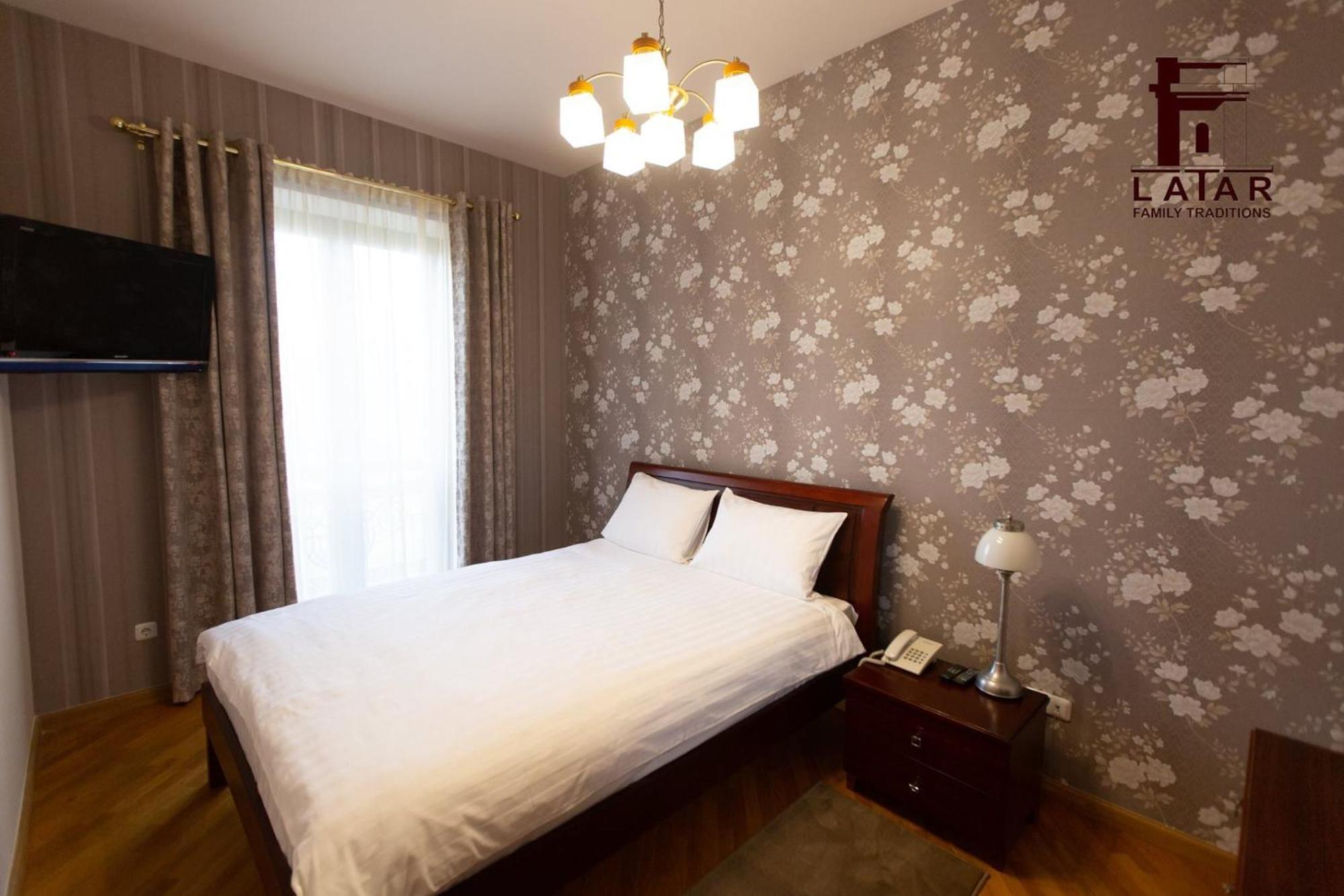 Latar Hotel Jerevan Eksteriør billede